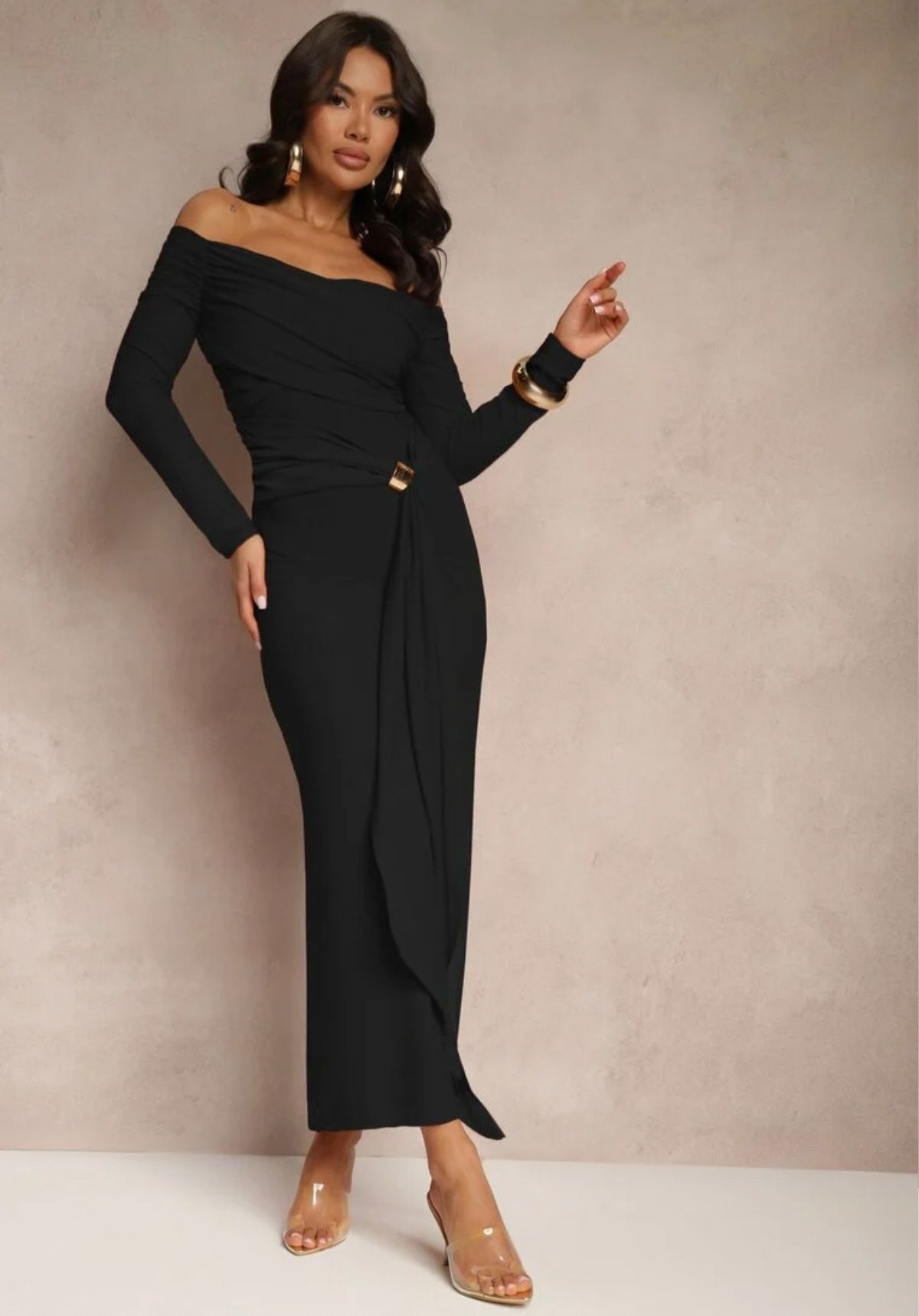 Rochie neagra elastica cu umerii goi ,marimea  one size