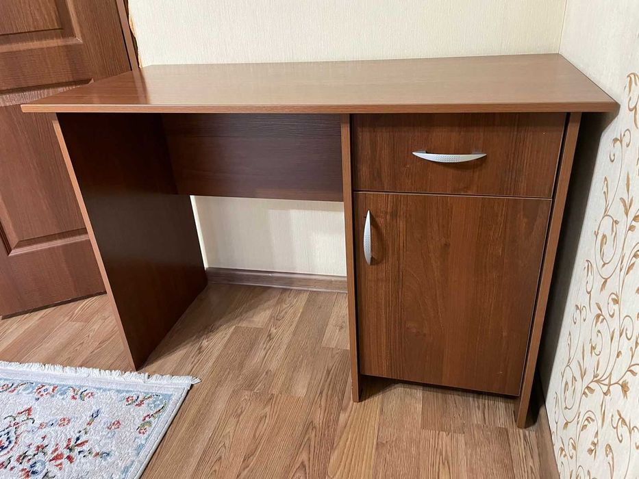 Стол письменный, парта