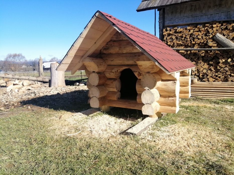 Cușcă pentru câine din bușteni