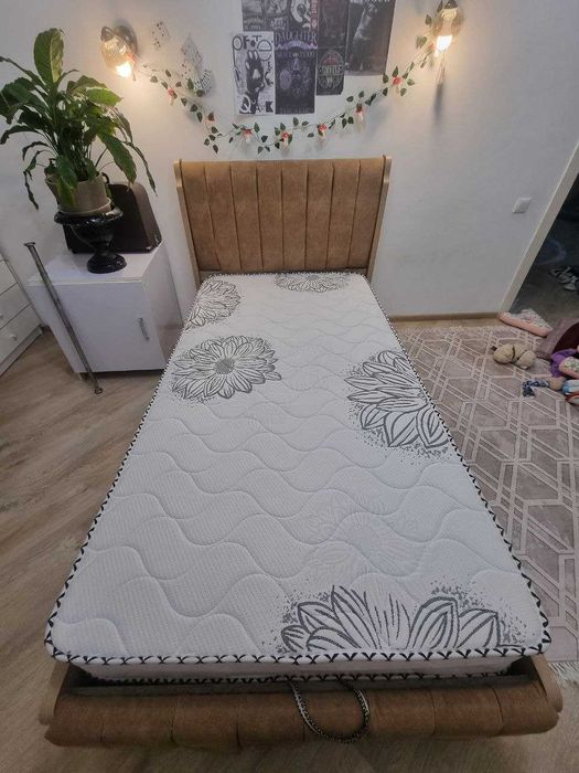 Кровать из дерева