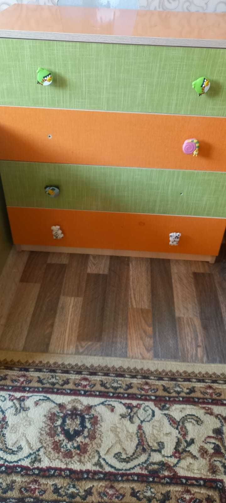 Детская мебель (шкаф, кровать, комод и стол) б/у