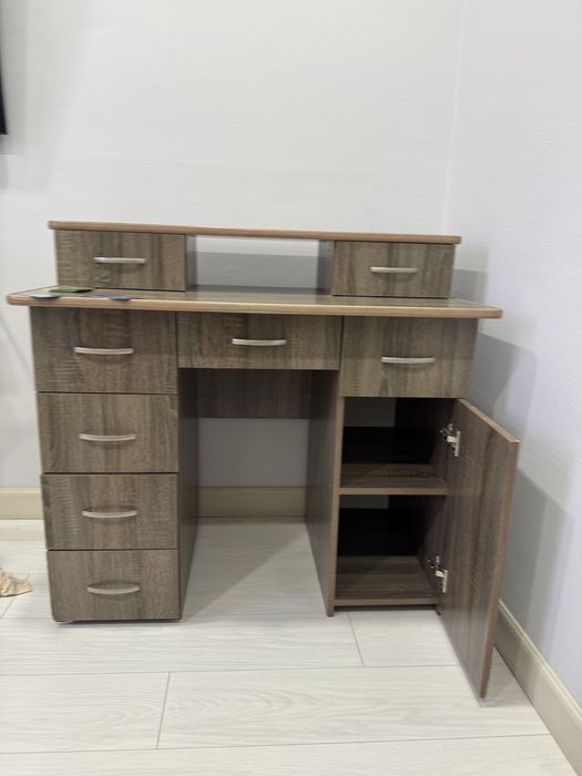 Стол, можно использовать как компьютерный