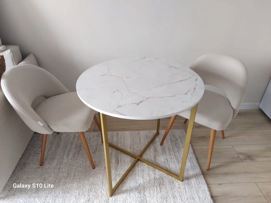 Продам новый стол с двумя стульями.(очень красивые, стильные)