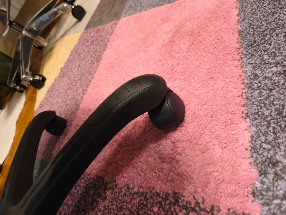 Продавам кожен геймърски стол  AROZZI (черен)