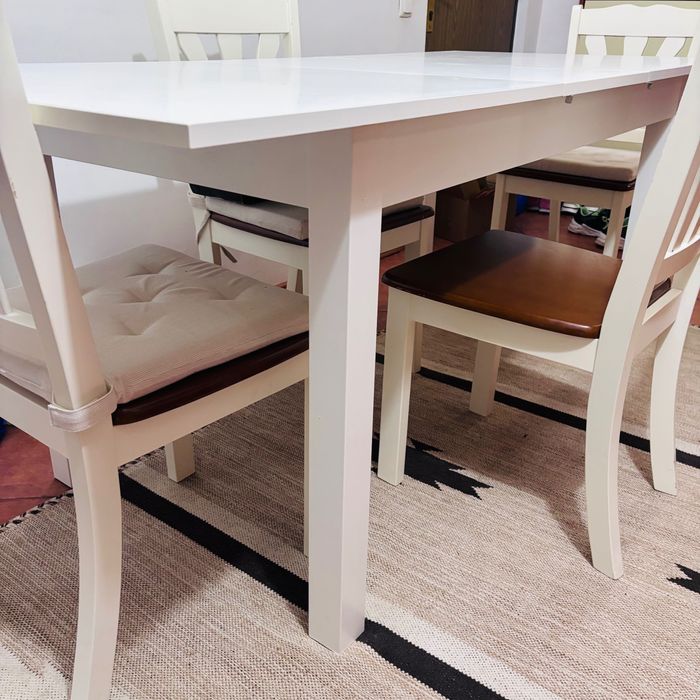 Vând set bucătărie  masă extensibila și 4 scaune