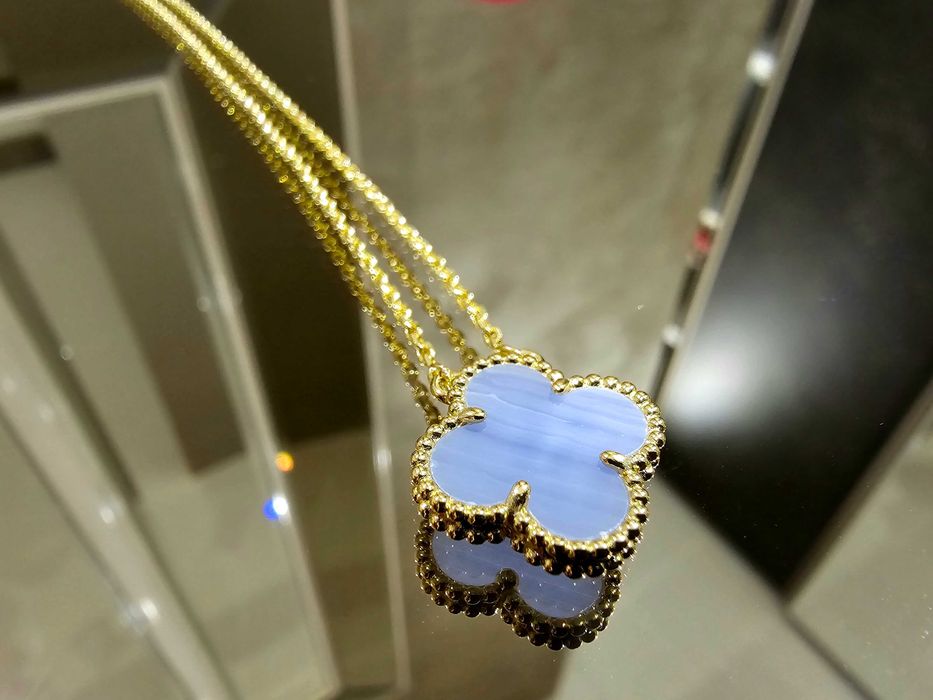 Van Cleef & Arpels VCA Gold Chalcedony Alhambra Clover Дамско Колие