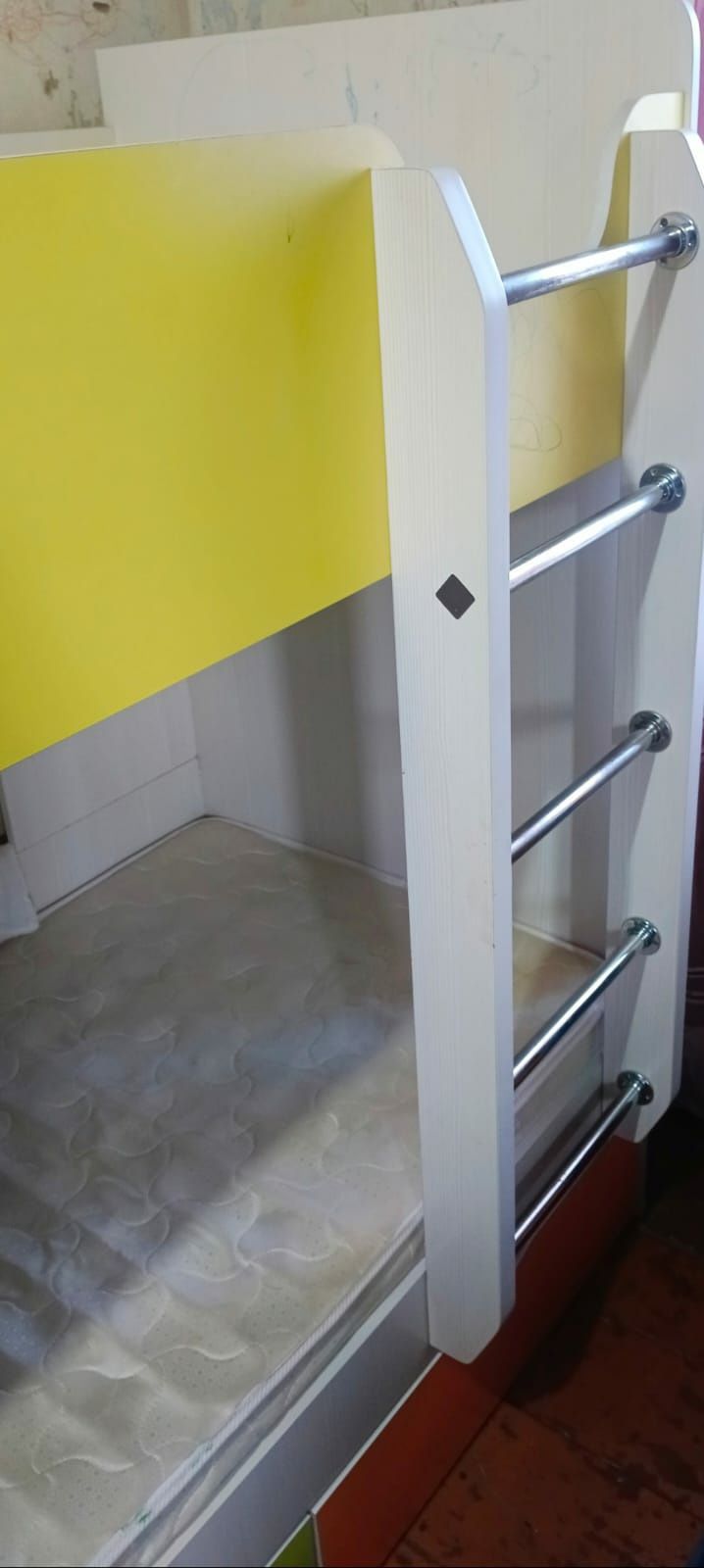 Продам 2 этажную кровать