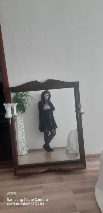 Пальто утепленное , замшевое. На капюшоне есть мех,чернобурка.