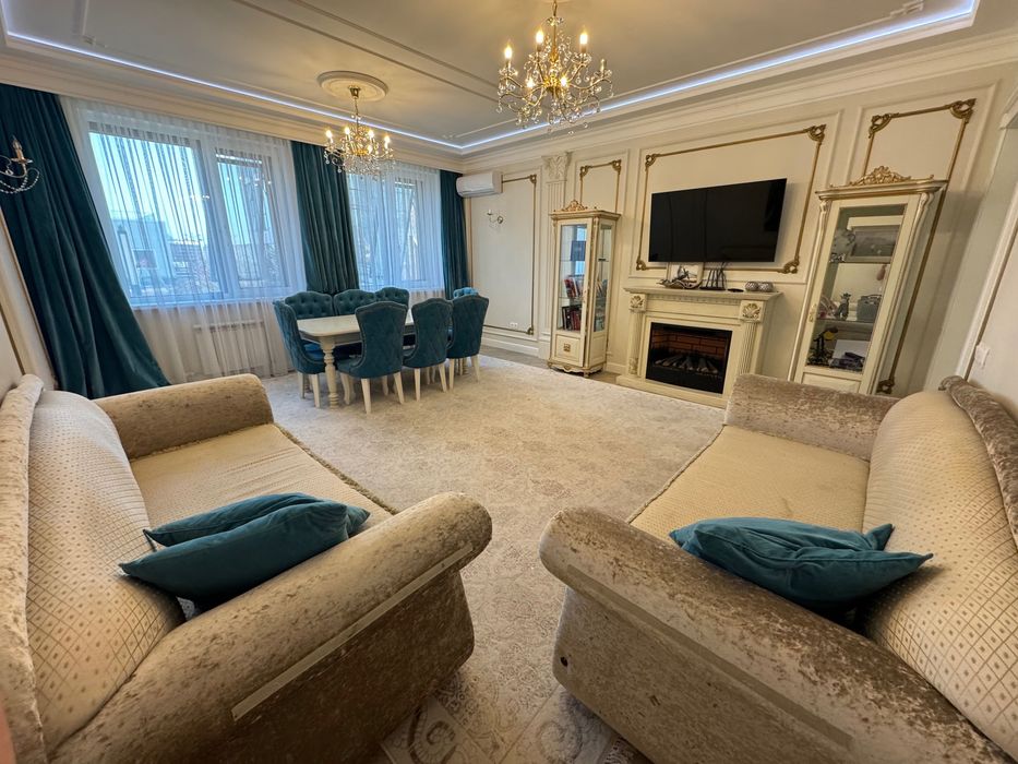 Диваны, стол, стулья, ковер, буфеты, камин, ковер, картины