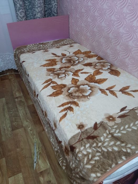 Кровать,без матраса