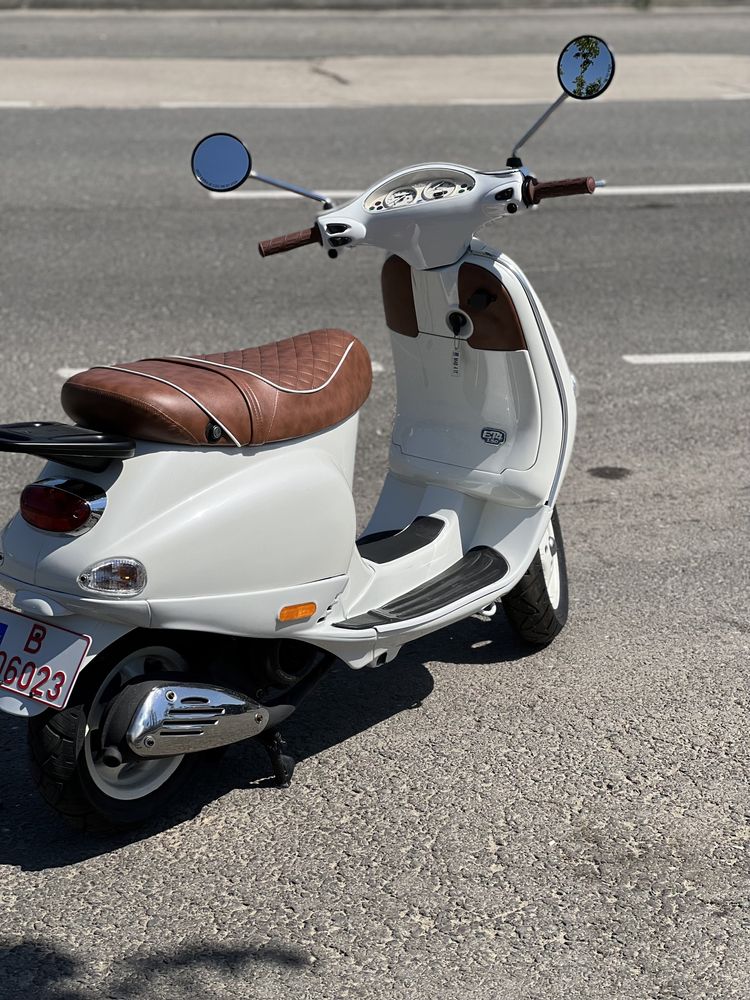 Piaggio Vespa ET4 150 (se poate conduce cu A2 sau A)