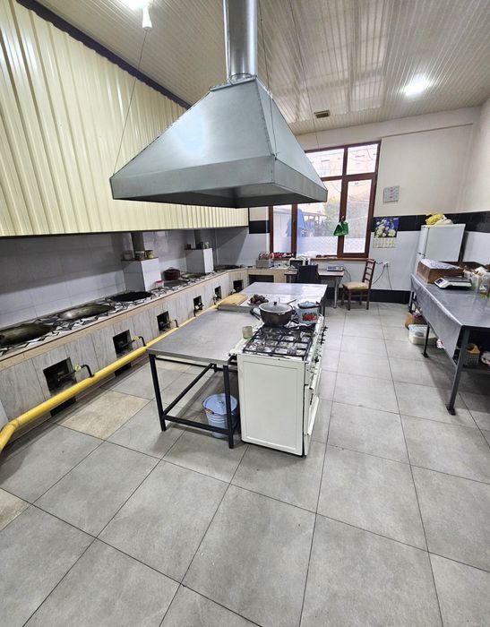 Продаётся действующее кафе в центре Кибрая.