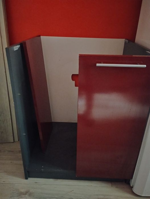 Кухненски ъглов шкаф от по- масивна композиция-  винено червен