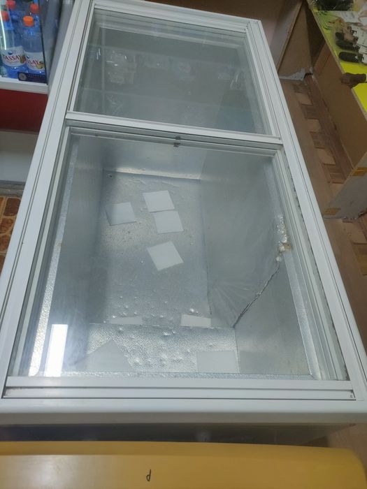 Морозилка , очень хорошо морозит как и мороженое так и полуфабрикаты