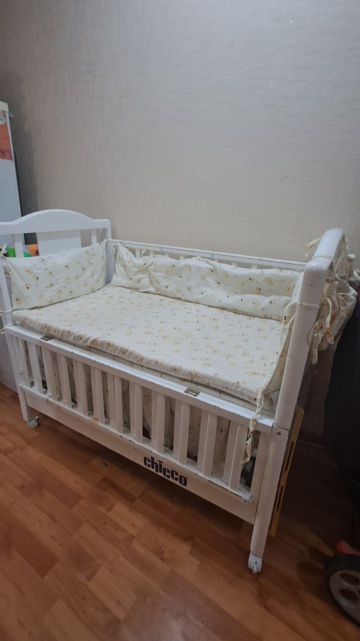 Кроватка детская б/у Chicco (коляска в подарок)