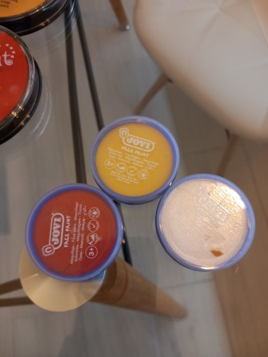 Vopsea + pensule pictat pe piele