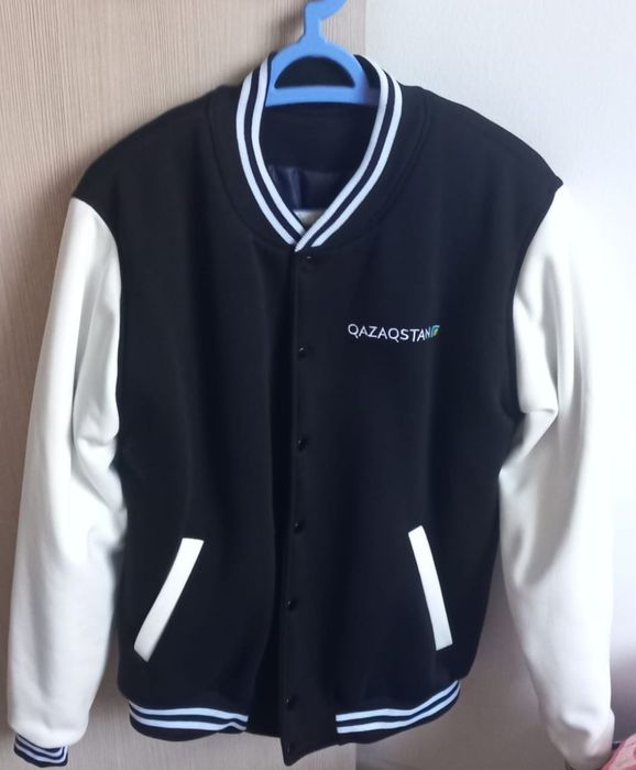 Продам новый бомбер дешево