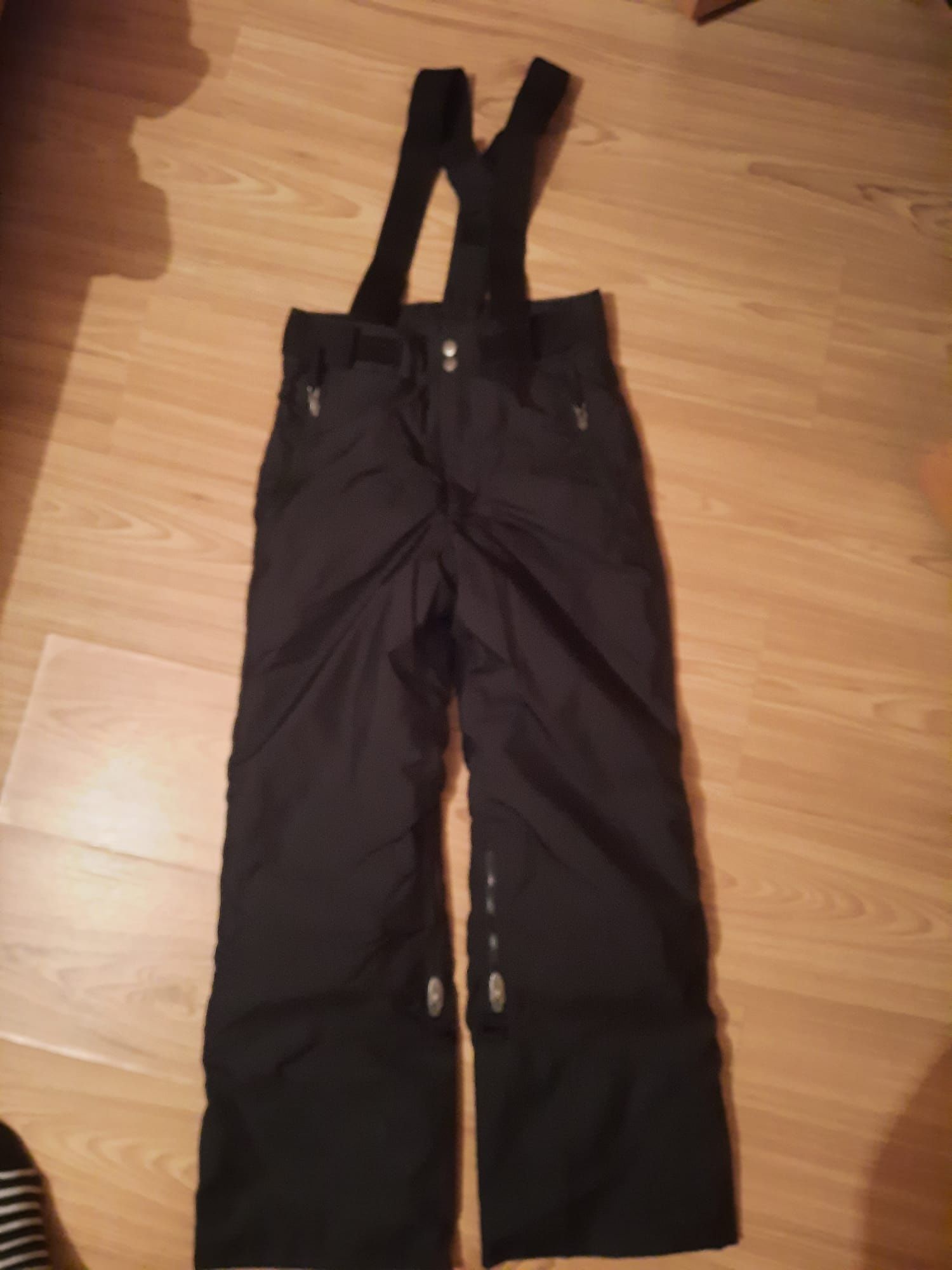 Vand pantaloni de schi