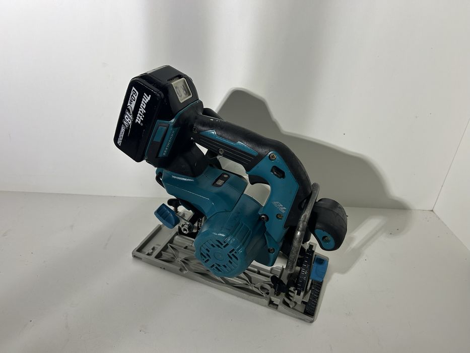 Makita DHS 680 circular de mana