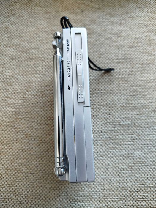 Radio AM/FM, Smart cu ceas si alarma, cu 2 baterii AA