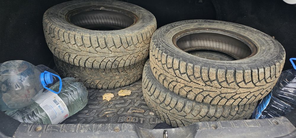 Зимний покрышаи шипованный