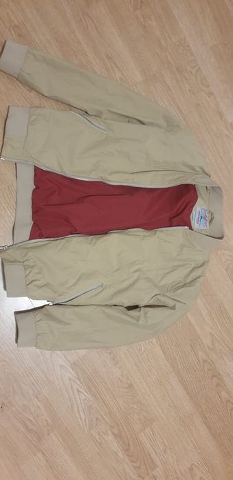 Geaca bomber purtata