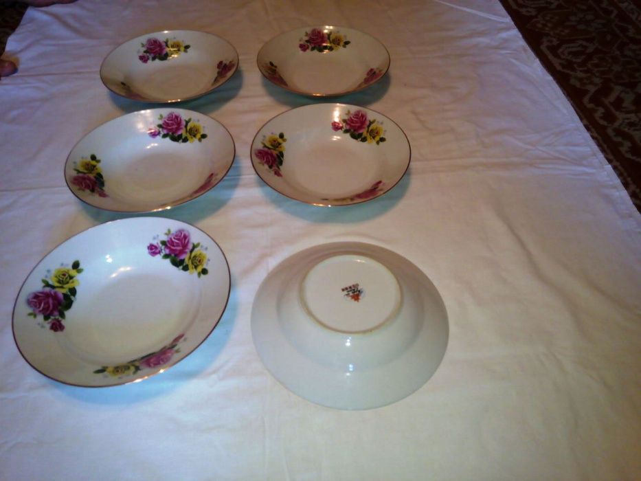 Продам фарфоровые тарелки диаметром 23 см, 6 штук