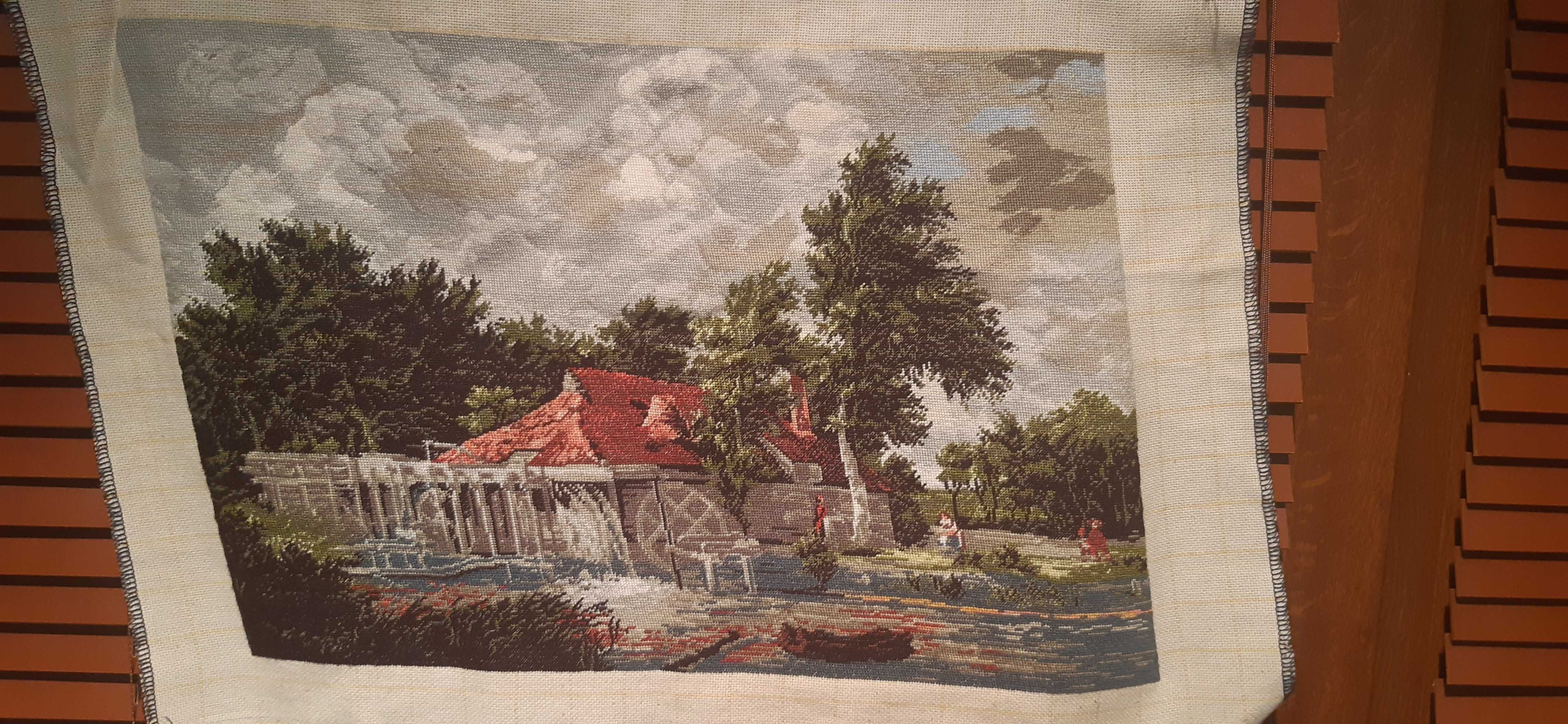 Гоблени, ушити и рамкирани.