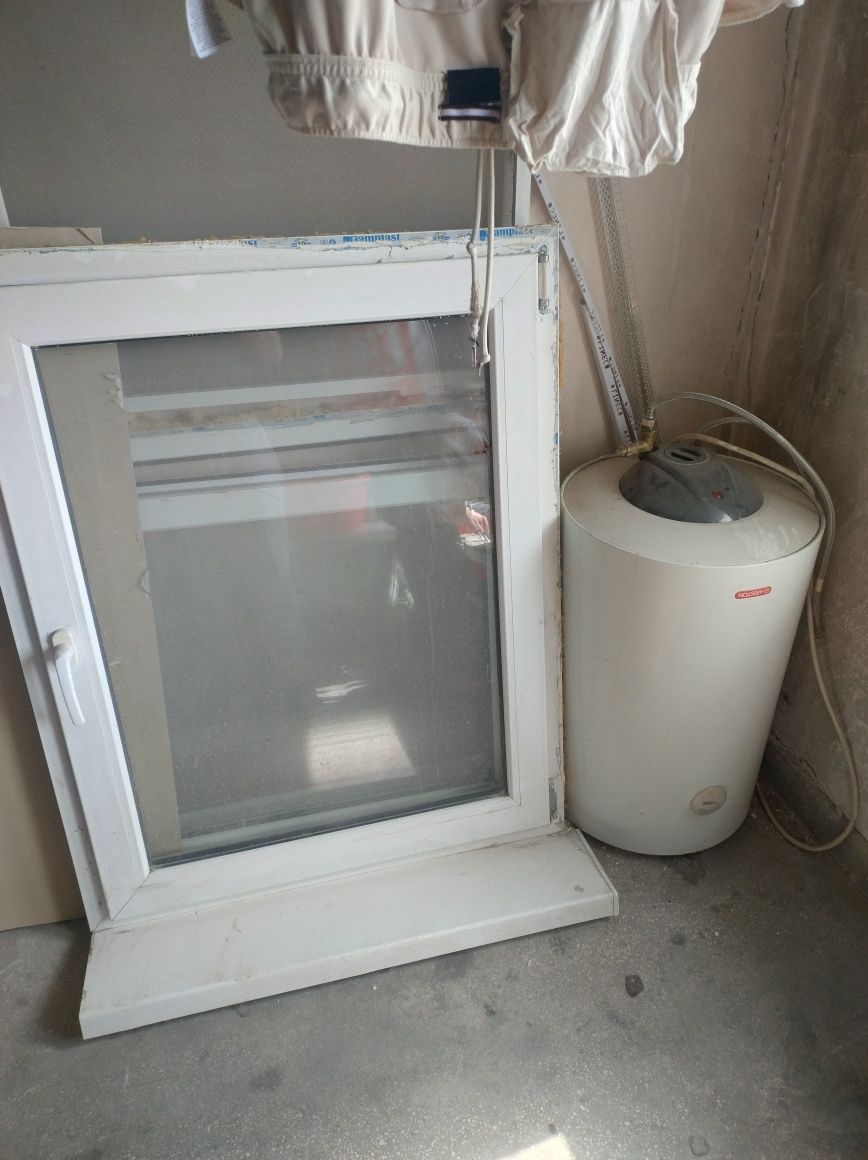 Vând boiler și o ușa termopan cu tot cu plasa și un geam termopan