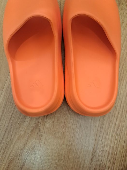 Papucii yeezy slides
