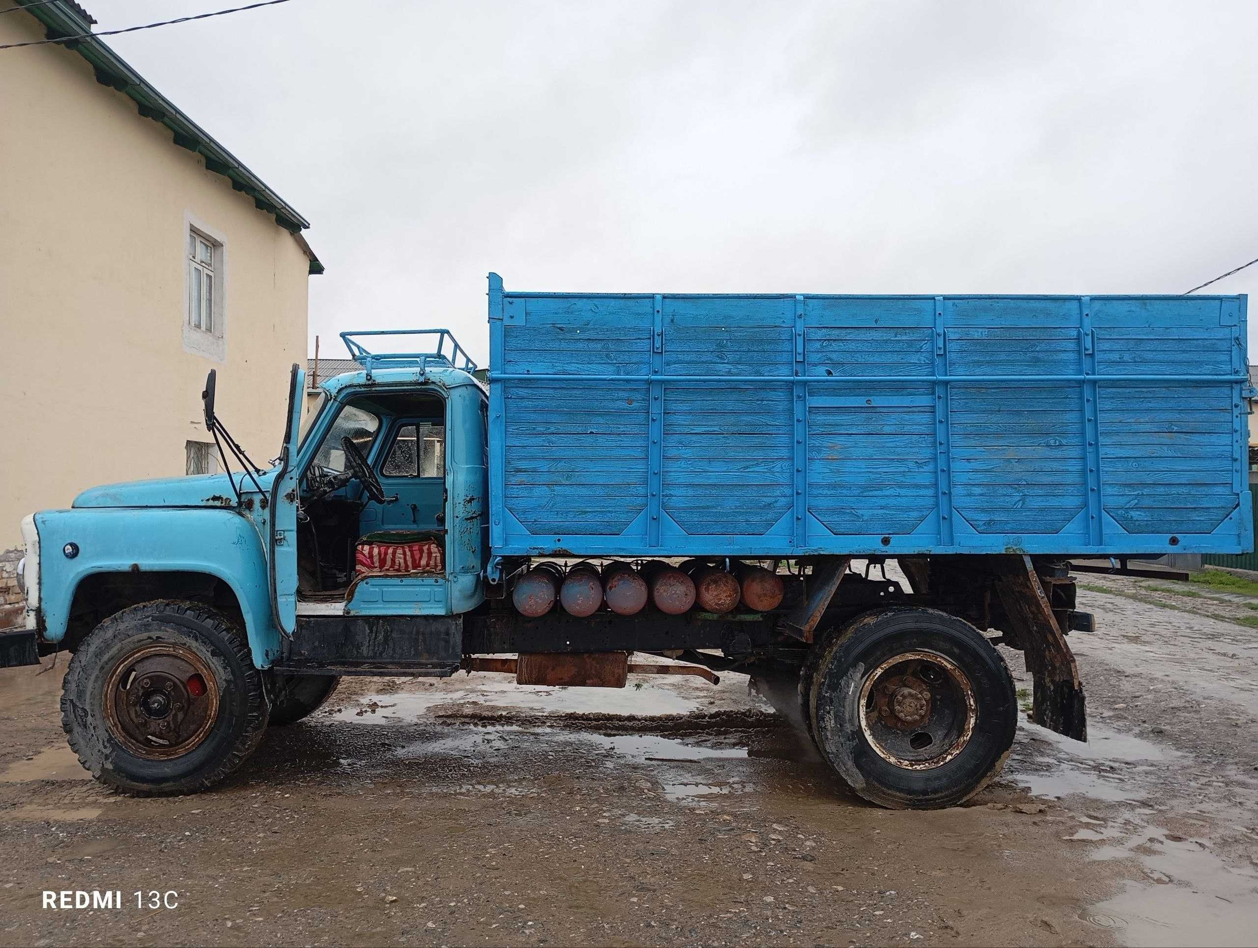 Gaz 53 samasval yurib turgan moshina.