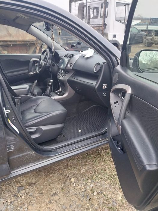 Schimb sau vând RAV4 4X4:variante basculanta sau cu masina automată