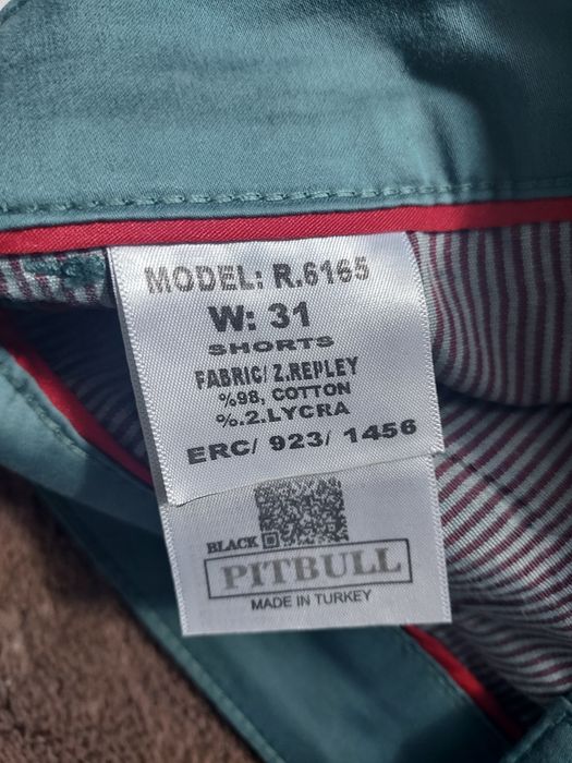 Pantaloni eleganți scurți