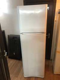 Холодильник Индезит высокий - в очень хорошем состоянии.