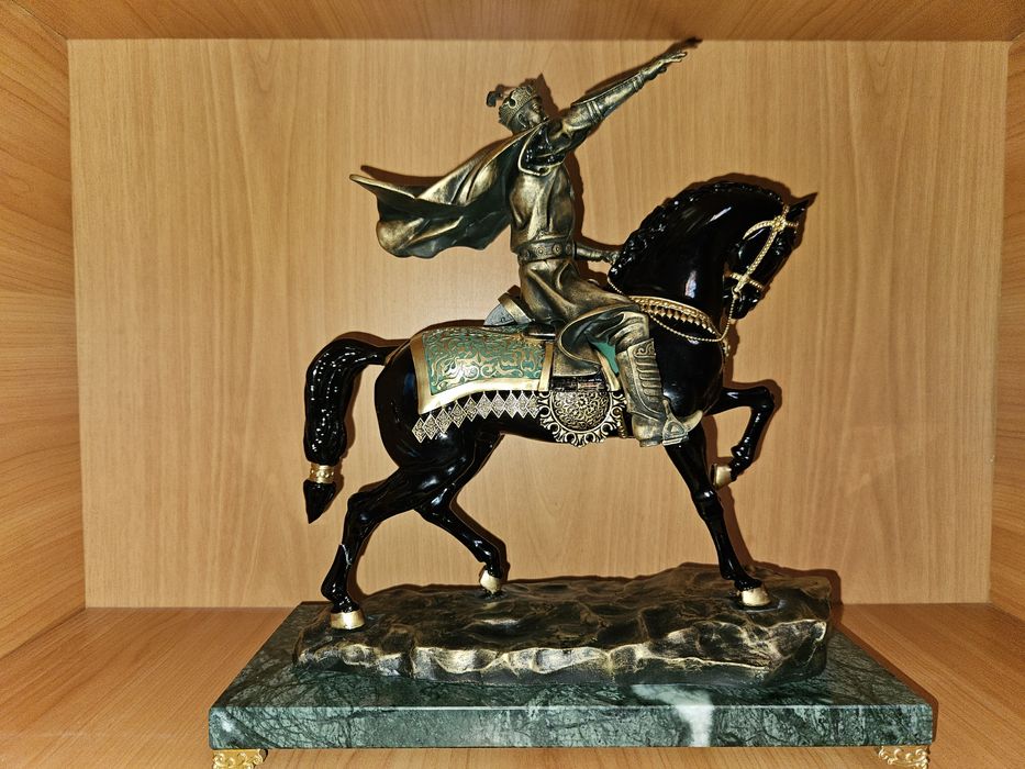 Amir Temur haykali (Premium, Polystone + Hindiston marmari + qutisi