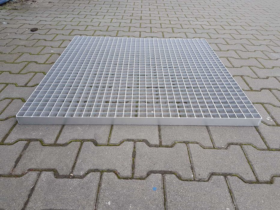 2 Gratare, grilaje, NOI, din ALUMINIU, cu dimensiunile de 100x100X4 cm