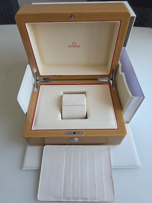 Vând cutie originală ceas Omega.