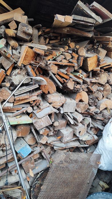 Lemn de foc rezultat din demolări