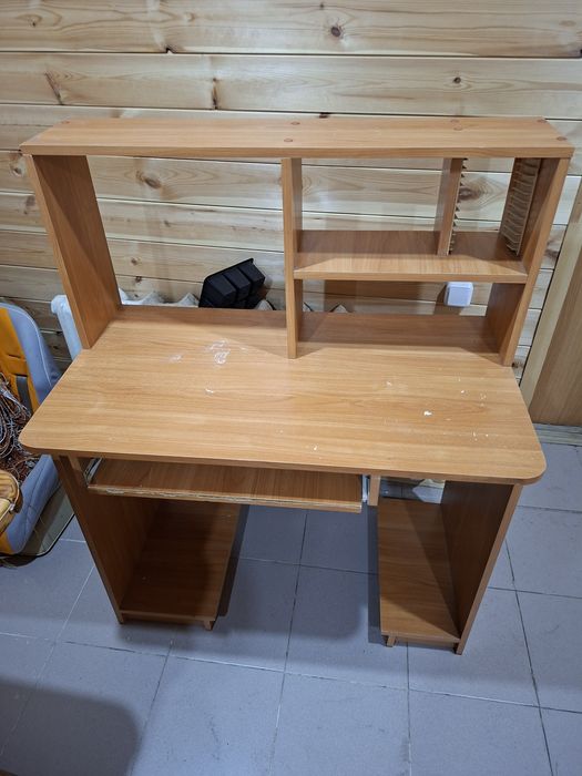 Отдам компьютерный стол.