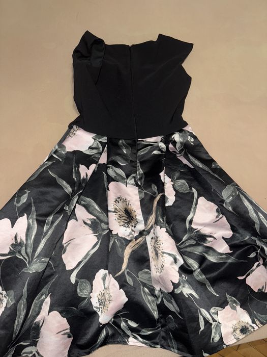 Официална рокля с цветя с вградени подплънки