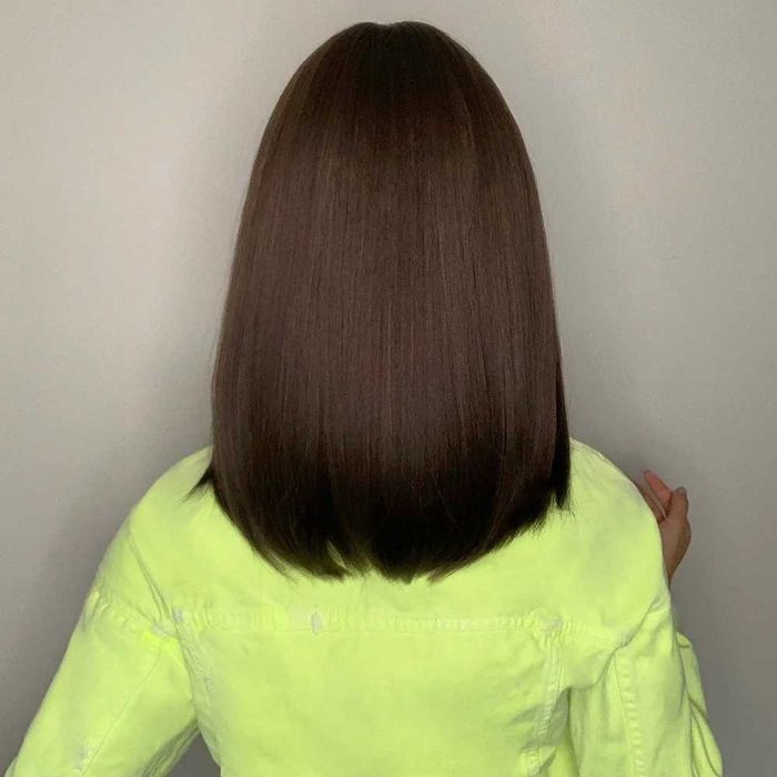 Тъмно кафява 40 см синтетична перука с бретон