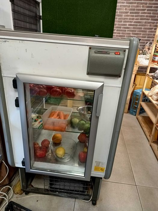 Вертикална двойна витрина