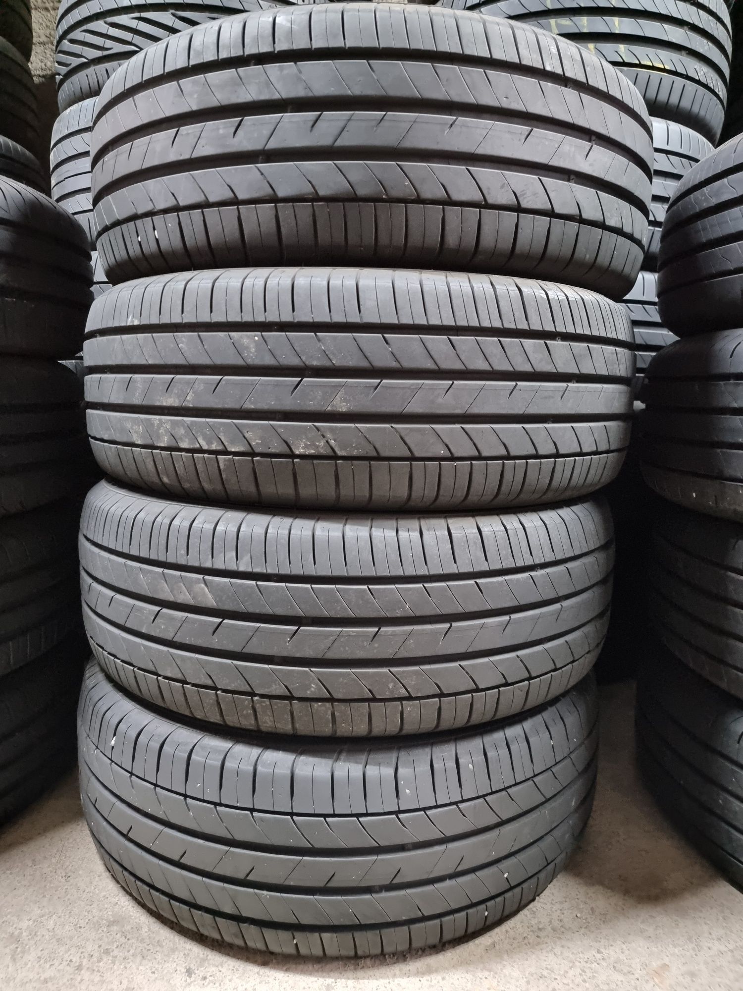 "Dot 24" 215/55/17 Kumho 4Броя: 500лв 7.5мм Като Нови