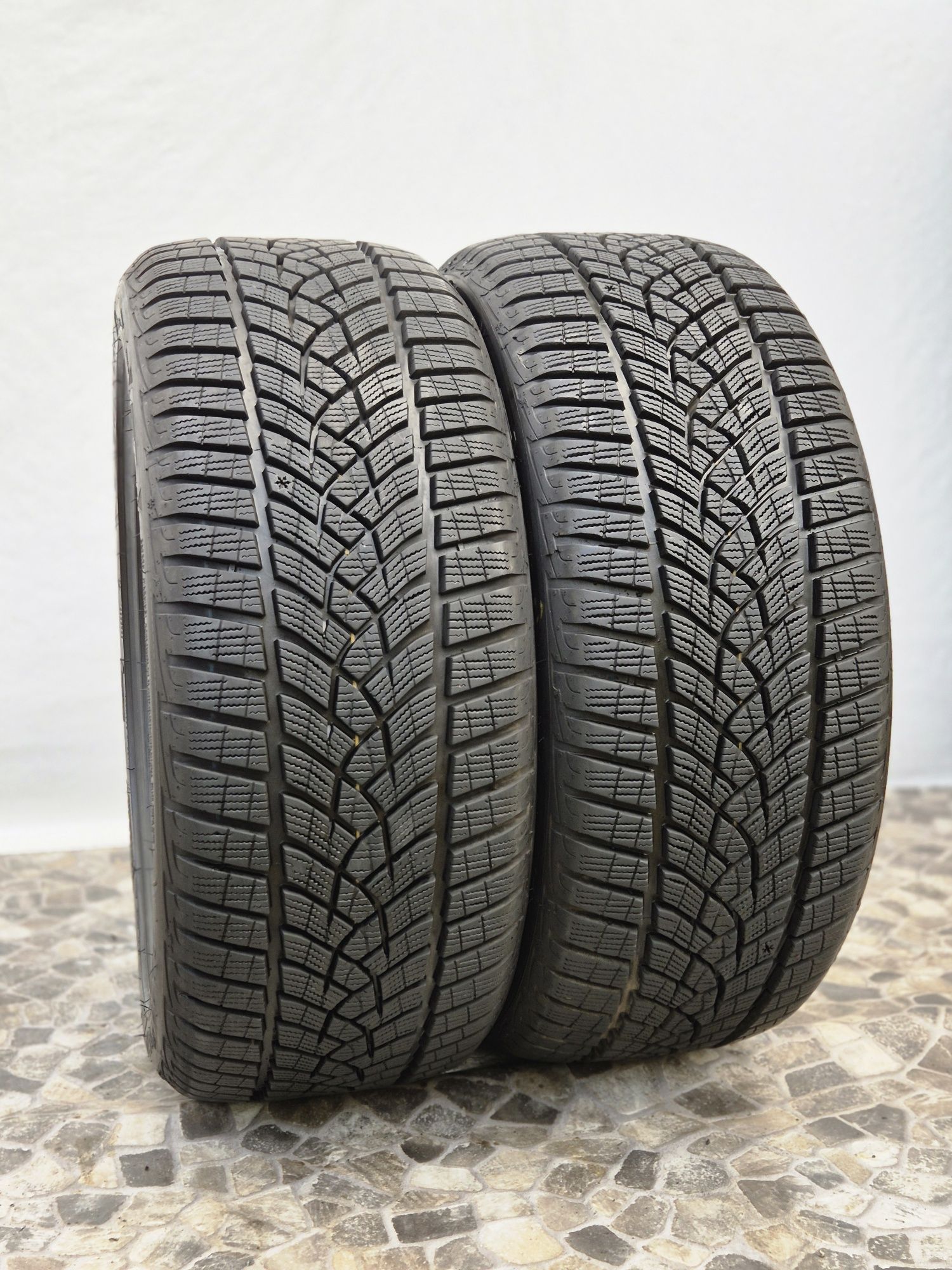 2бр 225 45 17 Goodyear зимни - 20г
