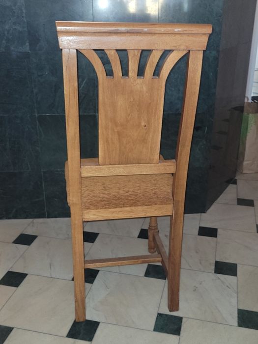 Vindem scaune din lemn masiv, 50 bucăți