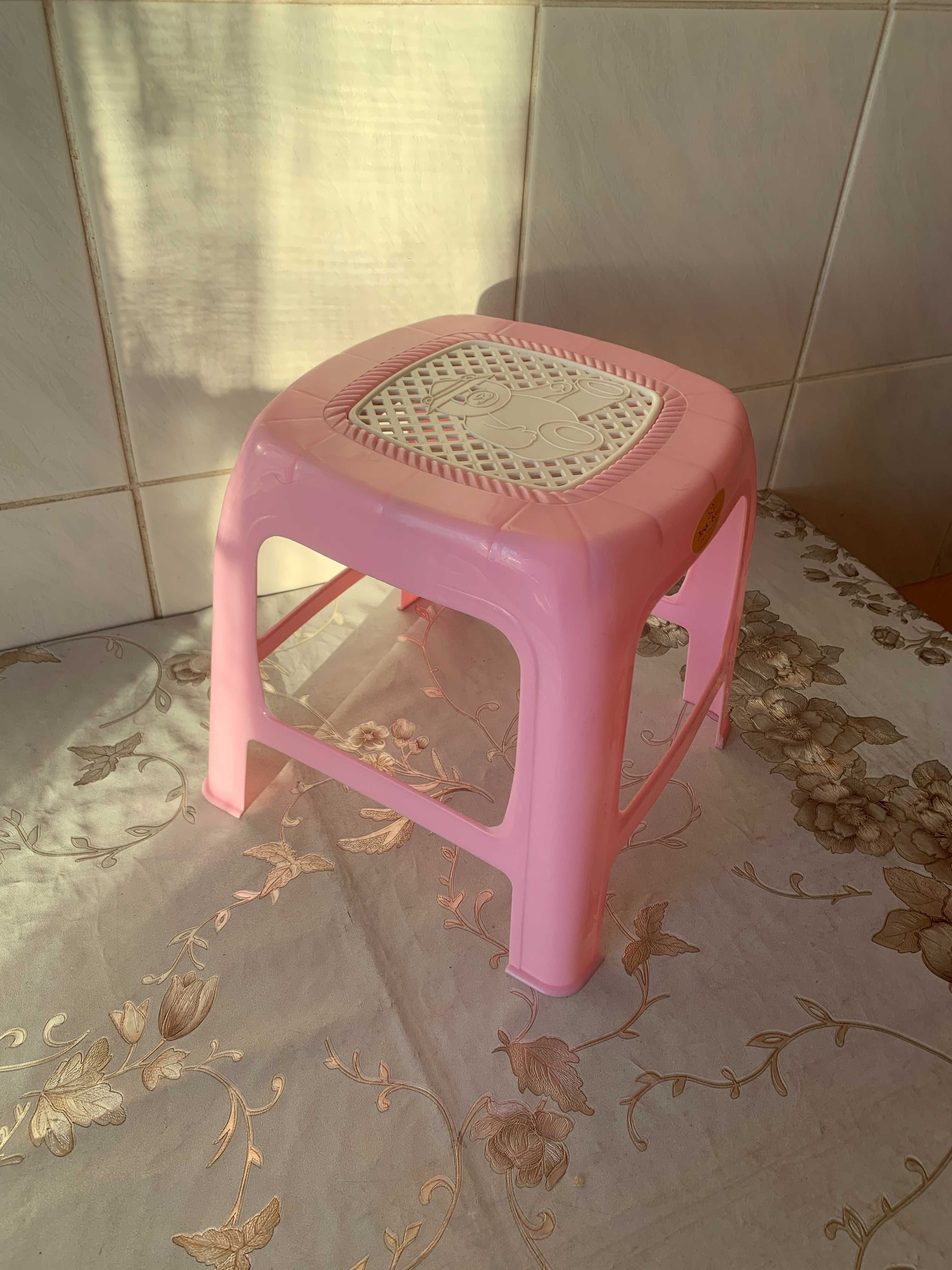 Продам стульчик детский из пластика розового цвета (сделано в России)