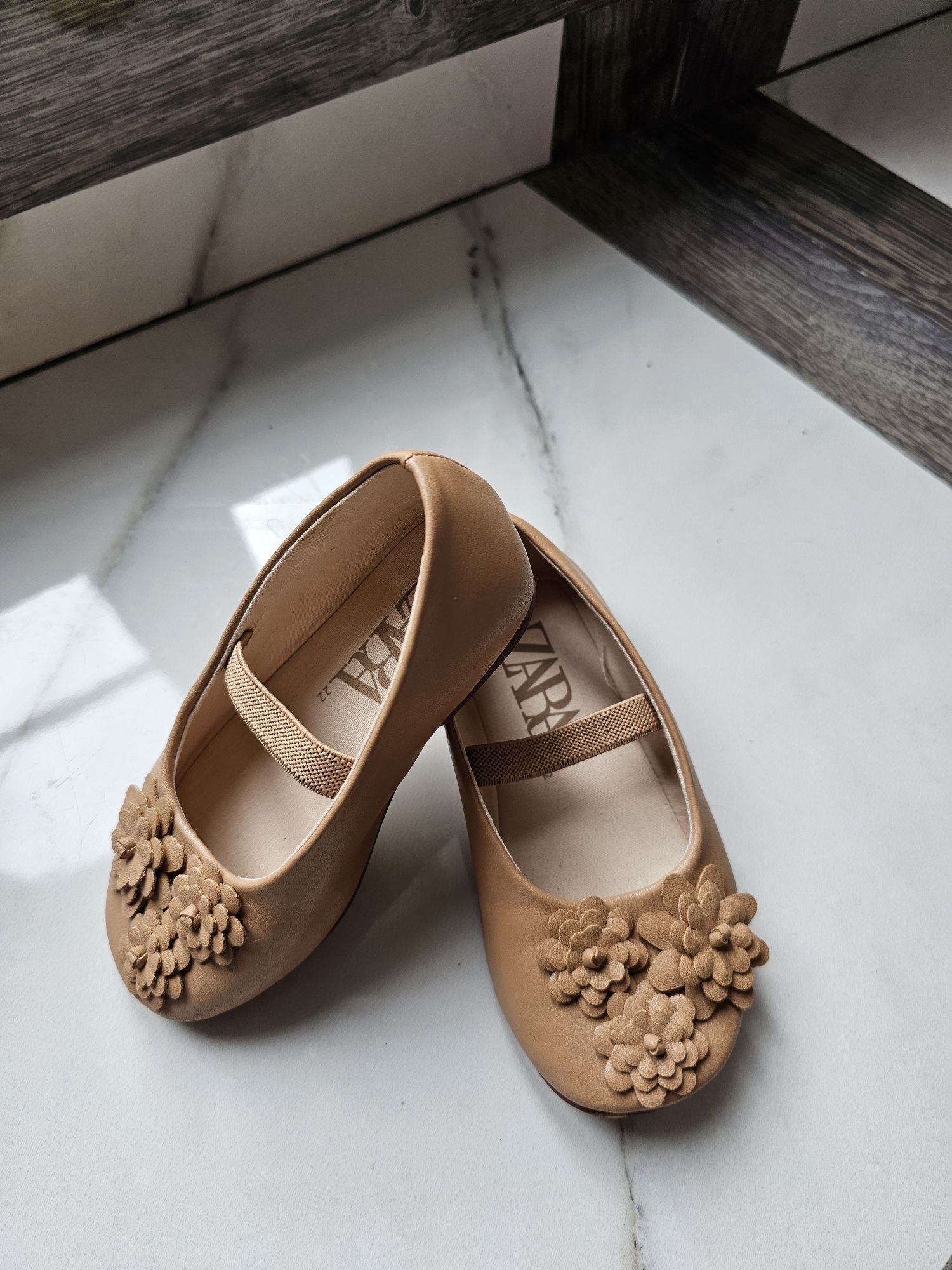Обувки-пантофки с цветя ZARA
