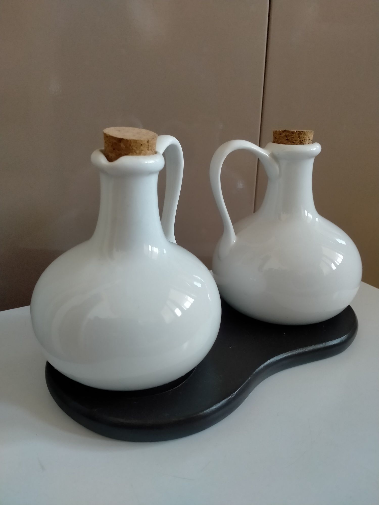 Графины для сои и союсов.