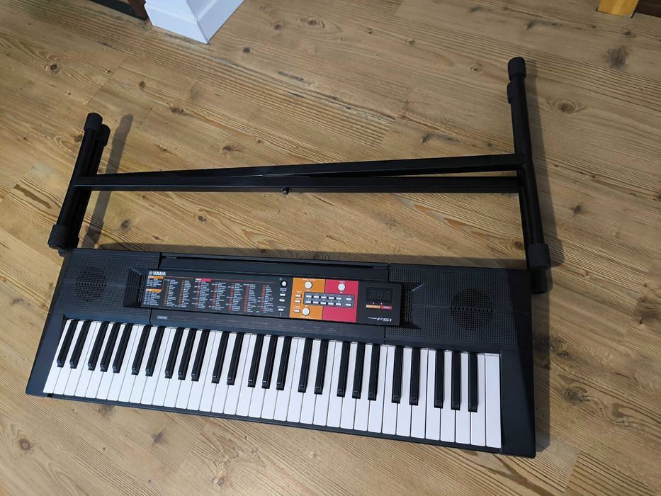 Orgă electronică Yamaha cu 5 octave.