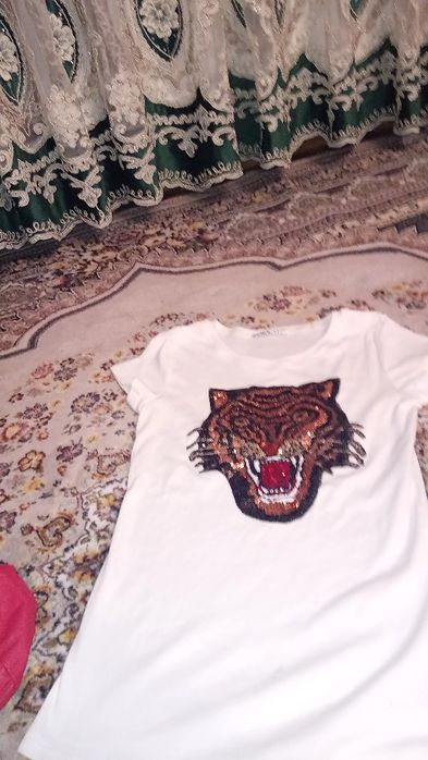 Vând tricou alb neputând